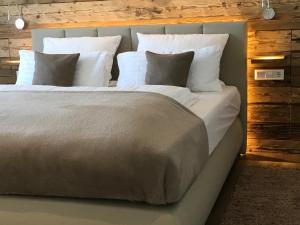 Tempat tidur dalam kamar di Shania Residence
