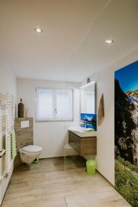 uma casa de banho com um WC e um lavatório em Chalet Aloa em Adelboden