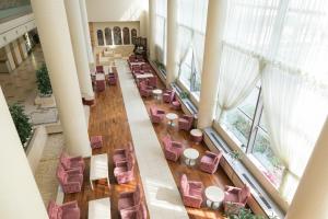 una vista sul soffitto di una hall con tavoli e sedie di Ark Hotel Okayama -ROUTE INN HOTELS- a Okayama