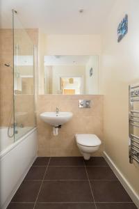 A bathroom at Golden Heights Apartments by Kasar Stays