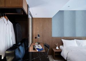 เตียงในห้องที่ The OTTO Hotel