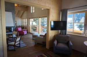 Ski Chalet Nomad tesisinde bir oturma alanı