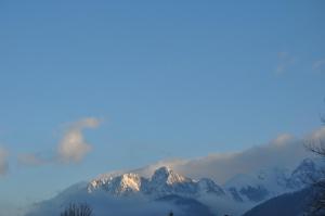 - une vue sur une chaîne de montagnes avec des nuages dans le ciel dans l'établissement Willa Stella, à Kościelisko