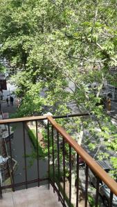balcone con vista su una strada alberata di Yerevan Center Studio Apartment a Yerevan