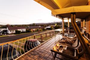 balcón con mesa y vistas a la calle en Coal d' Vine VIEW - Cessnock NSW, en Cessnock