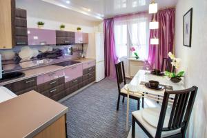 トリヤッチにあるDark Paris Apartment SUTKI LIFEのキッチン(紫色のキャビネット、テーブル、椅子付)