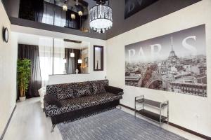 トリヤッチにあるDark Paris Apartment SUTKI LIFEのリビングルーム(ソファ、壁にポスター付)