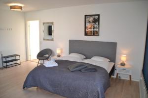 una camera da letto con un letto grande con due cuscini di Thyborøn Hotel a Thyborøn