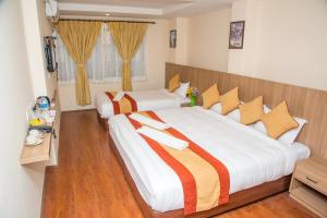 Postel nebo postele na pokoji v ubytování Sakura Boutique Hotel