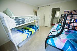 1 Schlafzimmer mit 2 Etagenbetten in einem Zimmer in der Unterkunft Midland Haven - Midland WA in Midland Junction
