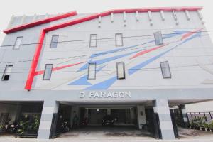 ein Gebäude mit einem Gemälde an der Seite in der Unterkunft D'Paragon Seturan 3 in Yogyakarta + 3 Fotos