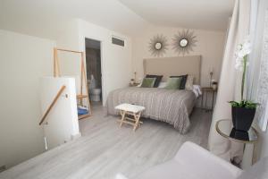 a bedroom with a bed and two mirrors on the wall at Apartamentos Soho Boutique Museo in Málaga