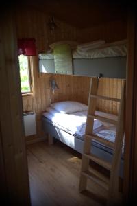 Postel nebo postele na pokoji v ubytování Natursköna Gamlegård på Ön Ven
