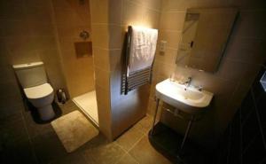 een badkamer met een toilet en een wastafel bij The Staff Of Life in Ticknall