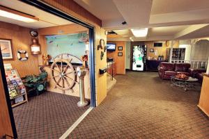 eine Lobby mit einem großen Raum mit einem großen Rad an der Wand in der Unterkunft National 9 Inn Showboat in Casper