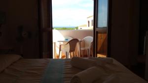 アリエントゥにあるMare & Mirice - Case Appartamenti Vacanzaのベッドルーム1室(ベッド1台付)が備わります。