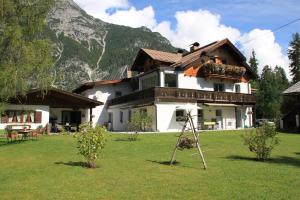 dom na polu przed górą w obiekcie Ferienhaus Tannenblick w mieście Leutasch