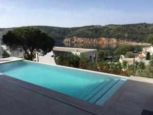 een zwembad met uitzicht op een waterlichaam bij Villa Montgo in L'Escala
