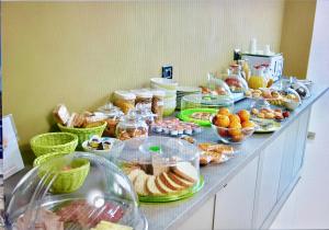 un buffet con molti tipi di cibo diversi su un tavolo di Beverello Suite a Napoli