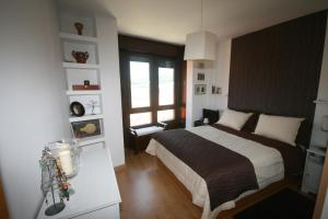 una camera da letto con un letto e una finestra di Casa taller de Benito a Corcubión