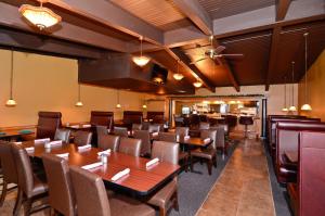 Americas Best Value Inn Iola tesisinde bir restoran veya yemek mekanı