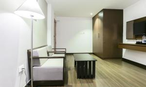 Kuchyň nebo kuchyňský kout v ubytování Hotel Crown Suites