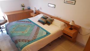 1 dormitorio con 1 cama grande y cabecero de madera en Apartament Enginy Llançà en Llançà