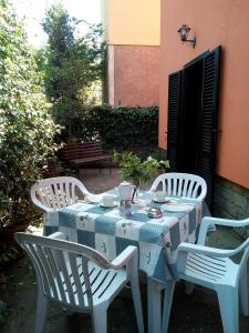 a table with three chairs and a blue and white table cloth at Casa Mirella in Bolsena