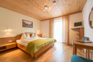 Ένα ή περισσότερα κρεβάτια σε δωμάτιο στο Hotel Naggler Weissbriach