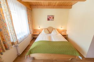 Ένα ή περισσότερα κρεβάτια σε δωμάτιο στο Hotel Naggler Weissbriach