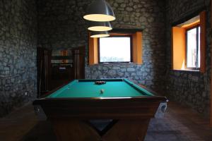 AlleronaCountry House La Collina di Bargiano - Casa Raffaella的有台球桌的台球室