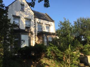 una casa vieja en una colina con árboles en Grosmont House, en Grosmont