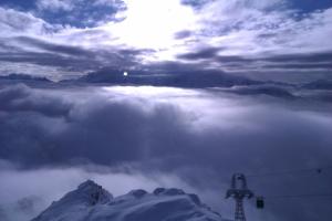een uitzicht op een mistige berg met een skilift bij Hotel Ermitage Verbier in Verbier