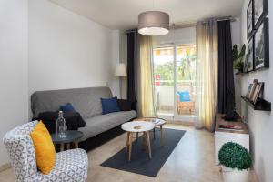 un soggiorno con divano e tavolo di Apartamento Azul a Marbella