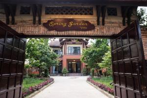 uma entrada para um edifício com uma placa que lê Spring Garden Village em Spring Garden Villa em Hue