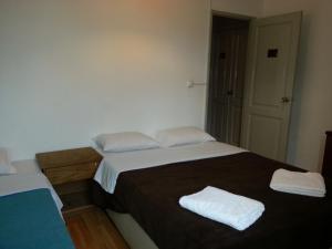 um quarto com uma cama com duas toalhas em City Centre Anjos Guesthouse em Lisboa