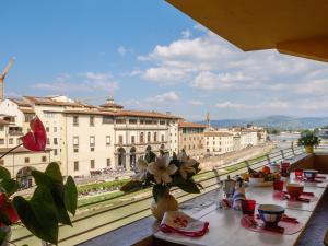 フィレンツェにあるPonte Vecchio Terraceのバルコニーから市街の景色を望めます。