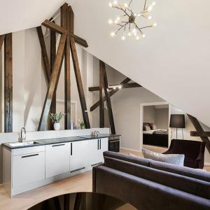 uma cozinha com um lavatório e uma sala de estar em Frogner House - Bygdøy Allé em Oslo