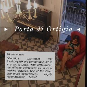 シラクーサにあるLa Porta di Ortigiaの椅子に座って本を読む女性