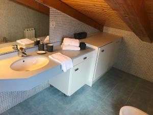a bathroom with a sink and a counter top at Oupen de Dor - Alfonso in Zaragoza
