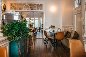a living room with a couch and a table at Charlie's Bed & Breakfast in Antwerp