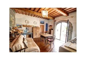 - un salon avec un canapé et une table dans l'établissement Agriturismo Molinuzzo, à Barberino di Val dʼElsa