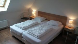 Un pat sau paturi într-o cameră la Uut in Thuus 21A