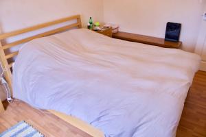 Two bedroom flat with parking in Edinburghにあるベッド