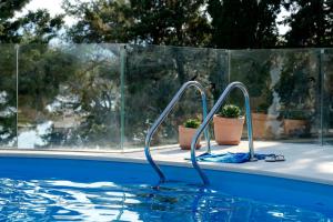 - une piscine avec une échelle en métal dans l'eau dans l'établissement Luxury Villa Hvar Enigma with Pool, à Vrboska