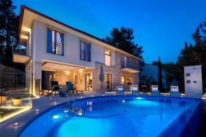 - une piscine en face d'une maison dans l'établissement Luxury Villa Hvar Enigma with Pool, à Vrboska