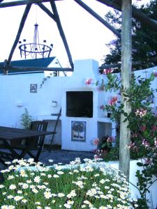 una casa con chimenea y flores en un patio en Kingston Farm, en Bathurst