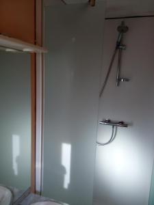 Zimmer mit einer weißen Wand mit Licht in der Unterkunft B&B Ter Castaigne in Koekelare