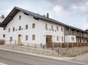 毛特Gasthaus - Hotel FUCHS的街边的一栋白色建筑