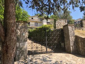 una puerta delante de una casa con un árbol en Villa Palmina en Castelnuovo Parano